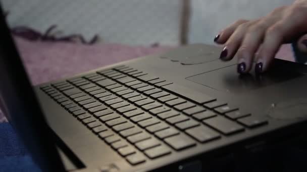 Handen van een jong meisje te typen op een laptop. — Stockvideo