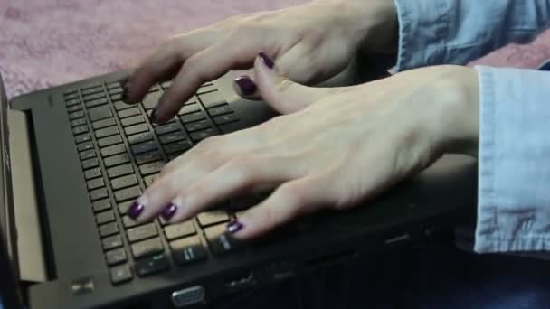 Mains d'une jeune femme d'affaires tapant sur un clavier d'ordinateur portable . — Video