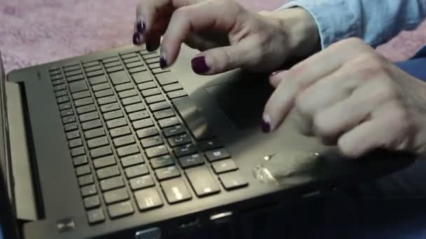 Руки молодої дівчини, що друкує на ноутбуці . — стокове відео