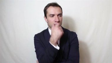 Genç yakışıklı işadamı rüya ve iyi bir anlaşma beklentisiyle ellerini ovuşturarak.