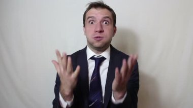 Genç yakışıklı işadamı çaresizlik içinde elini alnına atıyor..