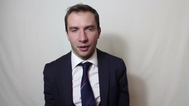 Joven hombre de negocios guapo negociando activamente con los clientes en el chat de vídeo — Vídeo de stock