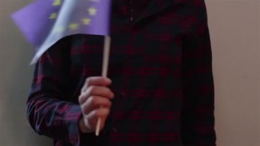 Avrupa Birliği bayrağı sallayarak bir çekici kız.