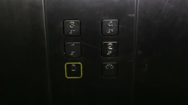 Hand van een jong meisje op de lift oproep knop drukt. — Stockvideo