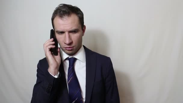 Jeune homme d'affaires beau parler sur son smartphone avec un client . — Video