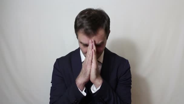 Jovem empresário bonito reza, pedindo ajuda a Deus nos negócios — Vídeo de Stock