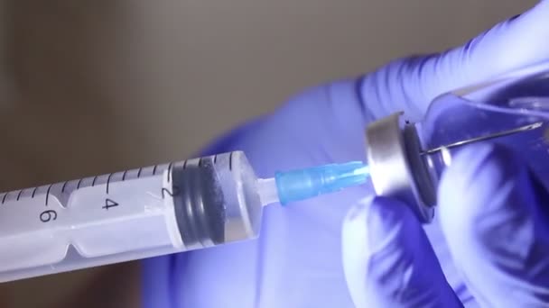 Doktorlar şırıngayı aşıyla doldurup hastaya iğne yapmaya hazırlanıyorlar.. — Stok video