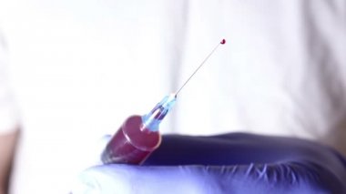 Doktorlar elinde şırıngadan fazla kanı serbest bırak..