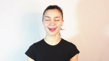 Siyah bir tişört güzel bir genç kız evet diyor ve onun kafasını onaylanır sallar.