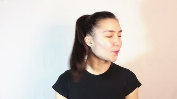 Een mooi jong meisje in een zwart T-shirt zegt Nee en schudt haar hoofd in de negatieve. — Stockvideo