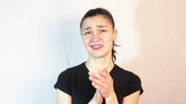 A beautiful young girl in a black T-shirt sarcastically claps her hands. — Stock Video