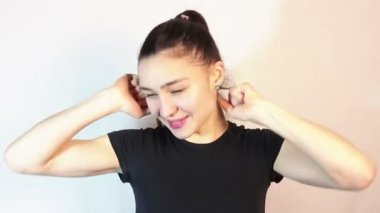 Genç güzel kız görüntülü konuşma yapıyor ve hareketli hareketler yapıyor..