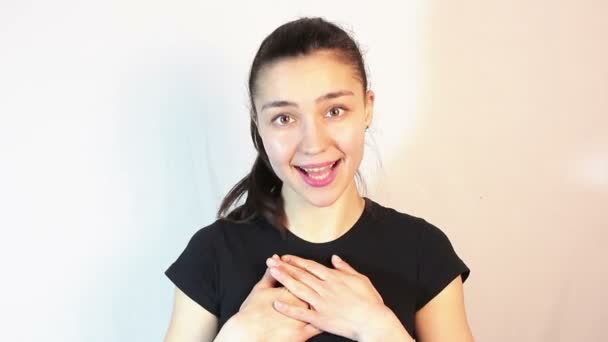Menina bonita jovem falando no chat de vídeo e ativamente gesticulando . — Vídeo de Stock