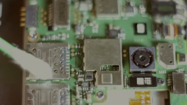 Ana akıllı telefon çipinden gelen tozu siler.