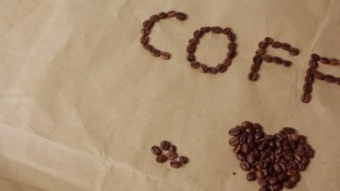 Bir fincan aromatik kahve, kahve çekirdeklerinden 