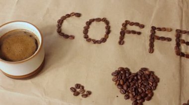 Bir fincan aromatik kahve, kahve çekirdeklerinden 