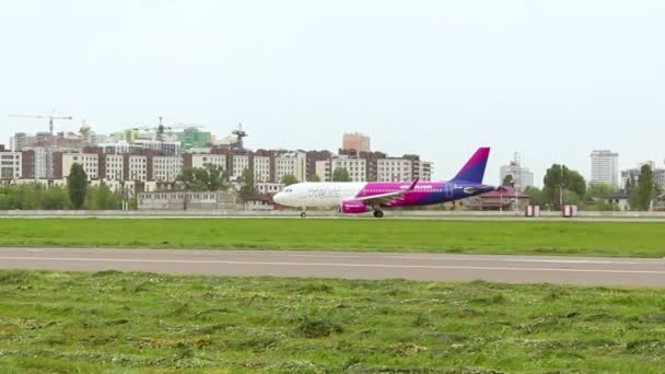 Kiev, Ukrayna, -10 Mayıs 2019: Wizz Air yolcu uçağı pist boyunca hareket ediyor. — Stok video