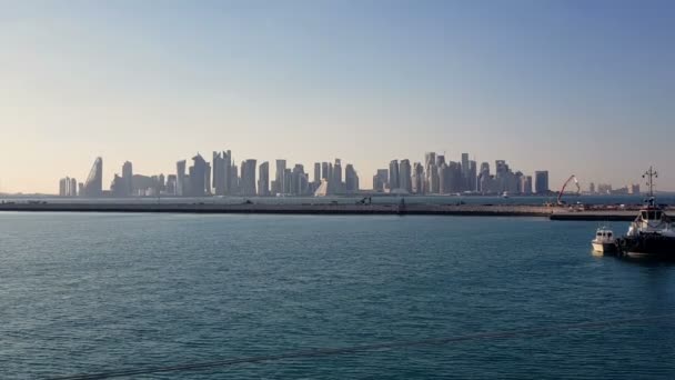 Port maritime et vue sur la ville avec des gratte-ciel à l'horizon. Port maritime avec des navires amarrés . — Video