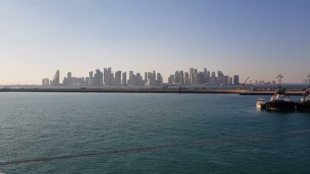 Zeehaven en uitzicht op de stad met wolkenkrabbers aan de horizon. Zeehaven met aangemeerd schepen. — Stockvideo