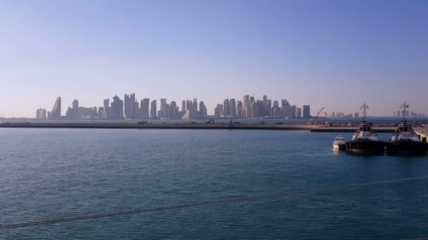 Puerto marítimo y vista de la ciudad con rascacielos en el horizonte. Puerto marítimo con barcos amarrados . — Vídeos de Stock