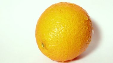 Sulu olgun turuncu aşağı su damlaları akışı.