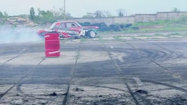 Kiev, Ukrayna, -Mayıs 10,2019: Kiev vintage araba festivali sırasında, kırmızı bir spor araba üzerinde araba drift.