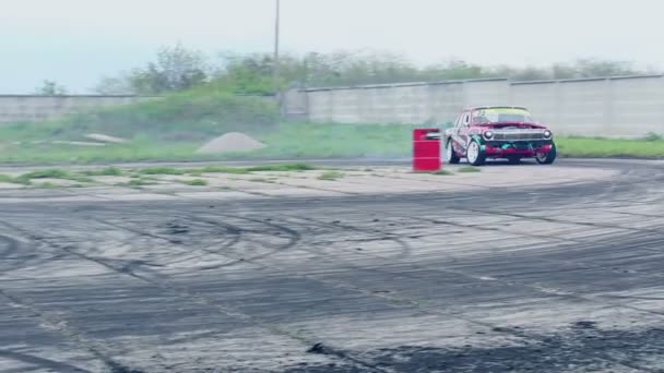 Kiev, Oekraïne,-10 mei 2019: auto drift op een sportwagen in het rood, tijdens het festival van oldtimers in Kiev. — Stockvideo