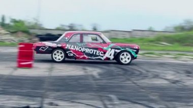 Kiev, Ukrayna, -Mayıs 10,2019: Kiev vintage araba festivali sırasında, kırmızı bir spor araba üzerinde araba drift.