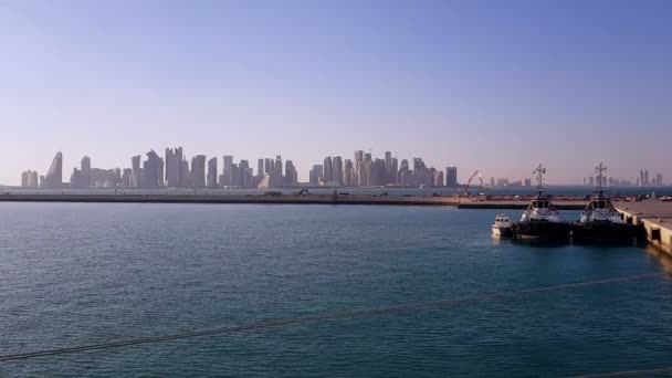Το θαλάσσιο λιμάνι και η θέα της πόλης με τον ουρανοξύστη στον ορίζοντα. Θαλάσσιο λιμάνι με αγκυροβολημένα πλοία. — Αρχείο Βίντεο