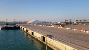 Demirli gemilerle iskelenin görünümü. Kargo limanı. İşçiler kargo limanında çalışıyor.