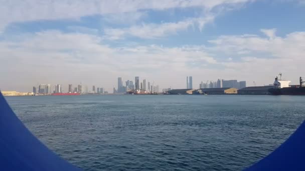 Vista del puerto marítimo y el océano azul en un día soleado. Vista del océano azul a través del ojo de buey de un crucero . — Vídeos de Stock