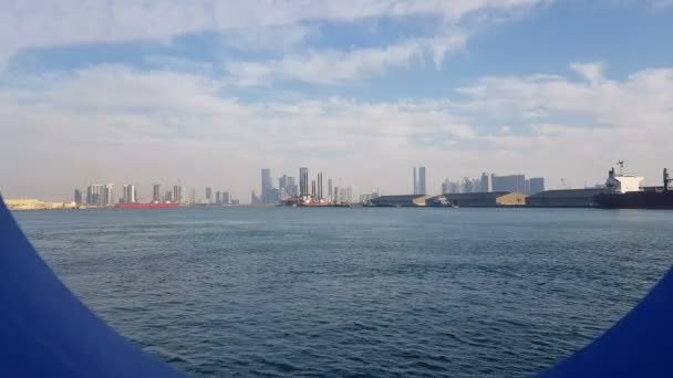 Vista sul porto e sull'oceano azzurro in una giornata di sole. Vista dell'oceano blu attraverso l'oblò di una nave da crociera . — Video Stock
