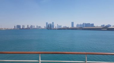 Ufukta gökdelenler ile deniz limanı ve şehir görünümü. Demirli gemilerle deniz limanı.