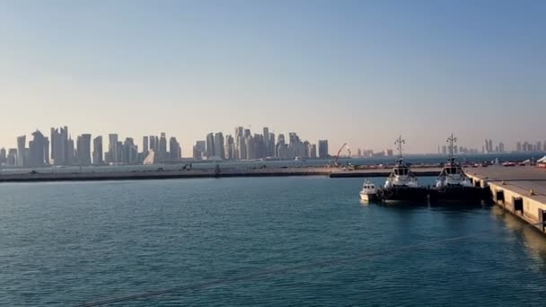 Το θαλάσσιο λιμάνι και η θέα της πόλης με τον ουρανοξύστη στον ορίζοντα. Θαλάσσιο λιμάνι με αγκυροβολημένα πλοία. — Αρχείο Βίντεο