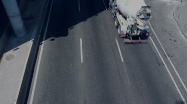 Yoğun bir yolda araba hareketi. Yoğun saatlerde araba ların hareketi.