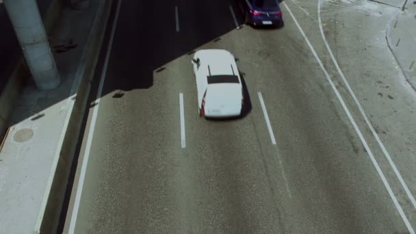 Il movimento delle auto su una strada trafficata. Il movimento delle auto nelle ore di punta . — Video Stock