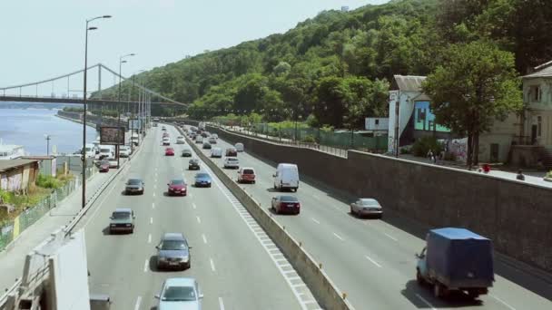 Ruch samochodów na ruchliwej drodze. Ruch samochodów w godzinach szczytu. — Wideo stockowe