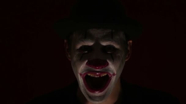 Enge Man Een Clown Make Kijkt Naar Camera Lacht Een — Stockvideo