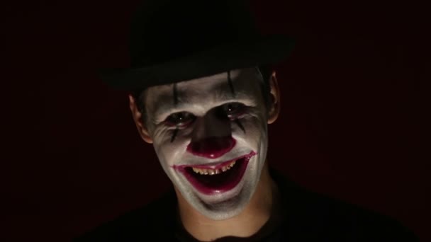 Homme Effrayant Dans Maquillage Clown Regarde Caméra Rit Clown Effrayant — Video