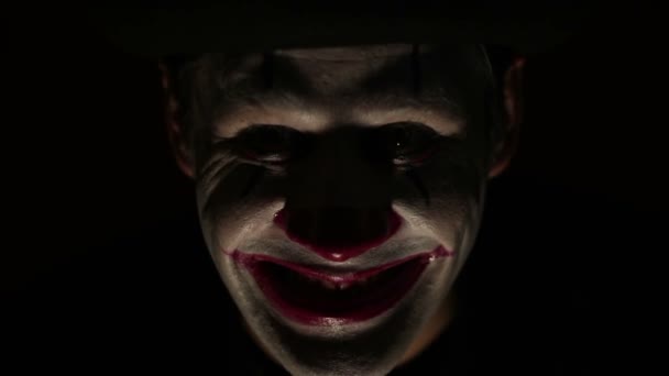 Straszny Facet Makijażu Klauna Patrzy Kamerę Się Śmieje Przerażający Klaun — Wideo stockowe