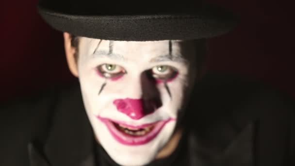 Homem Assustador Com Uma Maquiagem Palhaço Olha Para Câmera Palhaço — Vídeo de Stock