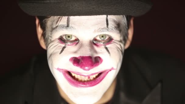 Skrämmande Man Clownsmink Tittar Kameran Och Skrattar Skrämmande Clown Tittar — Stockvideo