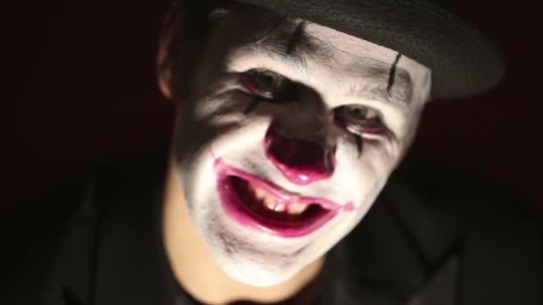 Uomo Spaventoso Trucco Clown Guarda Telecamera Ride Clown Spaventoso Guarda — Video Stock