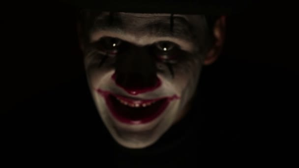 Clown Terrible Regarde Caméra Rit Terriblement Homme Terrible Dans Maquillage — Video