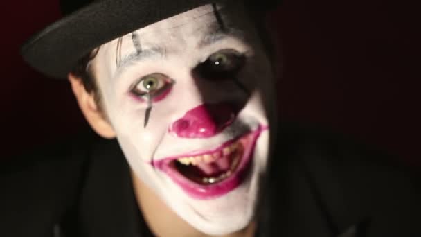 Frygtelig Klovn Ser Kameraet Griner Forfærdeligt Forfærdelig Mand Klovn Makeup – Stock-video