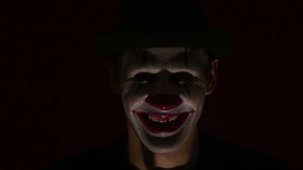 Straszny Klaun Patrzy Kamerę Strasznie Się Śmieje Straszny Człowiek Makijażu — Wideo stockowe