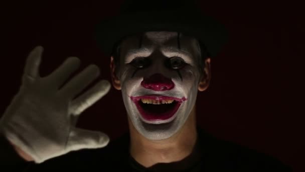 Payaso Terrible Mira Cámara Ríe Terriblemente Hombre Terrible Con Maquillaje — Vídeo de stock