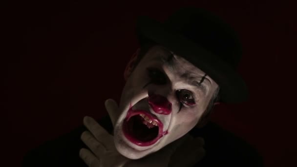 Straszny Klaun Patrzy Kamerę Strasznie Się Śmieje Straszny Człowiek Makijażu — Wideo stockowe