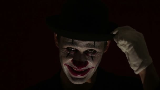 분장을 남자는 모자를 피해자를 환영하고 카메라를 웃는다 Camera Halloween 무서운 — 비디오