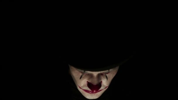 Gruseliger Mann Clown Schminke Blickt Die Kamera Und Lacht Ein — Stockvideo